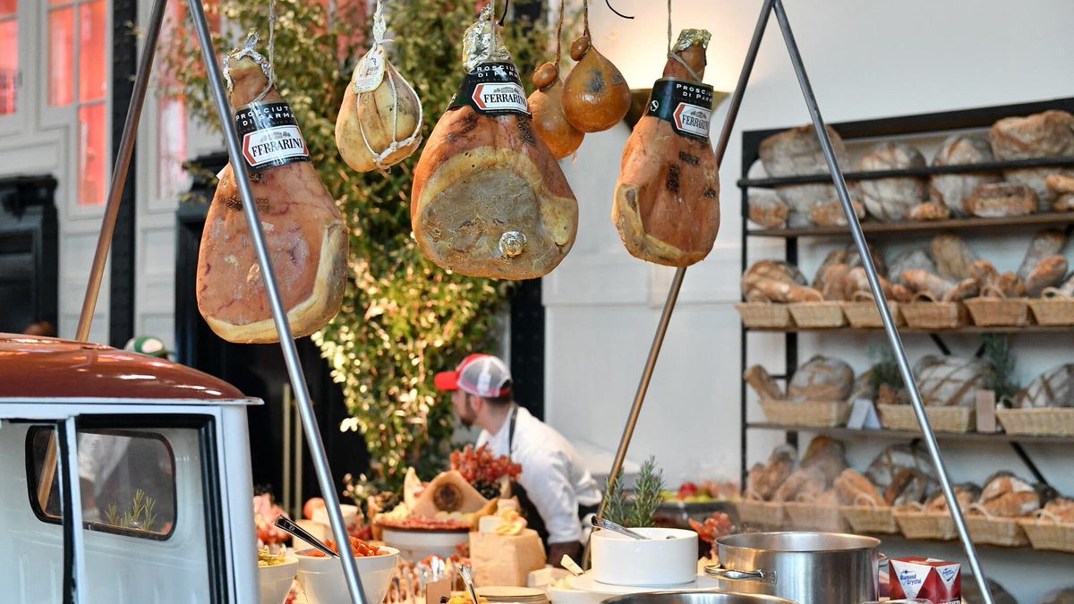 BFMTV's tweet photo. États-Unis: elle glisse sur une tranche de jambon cru, se blesse et réclame 50.000 dollars à Eataly
https://t.co/93Og57mR3u https://t.co/D1XR0MY8pl