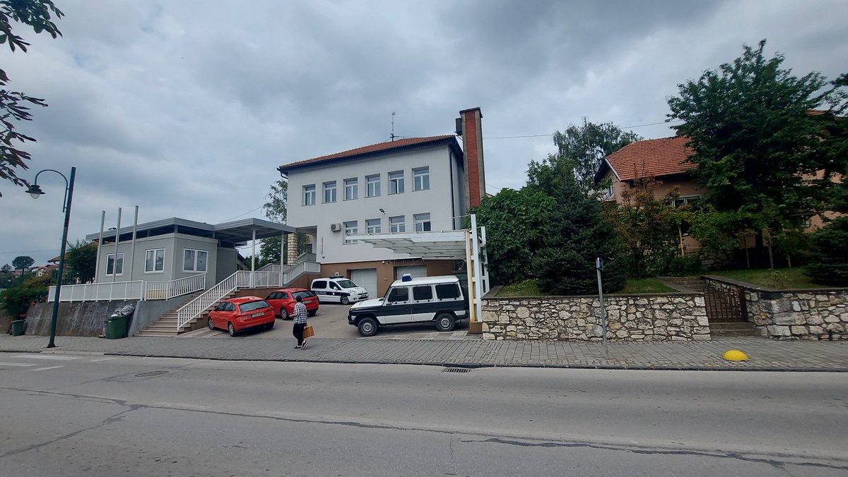 e_aletic's tweet photo. Gradacac danas. Zastave na pola koplja, na ulicama danima tisina @novabhtv https://t.co/VAESLHhz8m