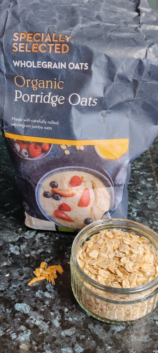 laserusuk's tweet photo. These are unedible, oat husks in every mouthful! Picked this pile of husks from a tiny portion, a bit to much roughage for me! 🤮 @AldiUK #aldi #oats #breakfast https://t.co/jekEAZC1RC