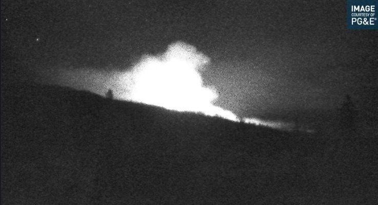 firevalleyphoto's tweet photo. #SlideFire 285 acres and still pretty active early this morning. https://t.co/ciD4TTUYh3