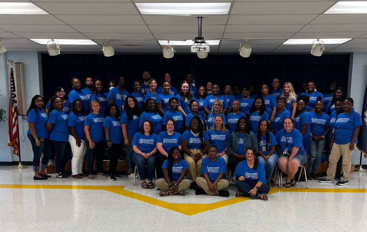 Dani_Reilly1012's tweet photo. Here we go!! Today is the first day back with students and the  @HyattParkCougar staff is ready to receive them! #teamOne #OneTeam @RichlandOne https://t.co/dXntirCSrp