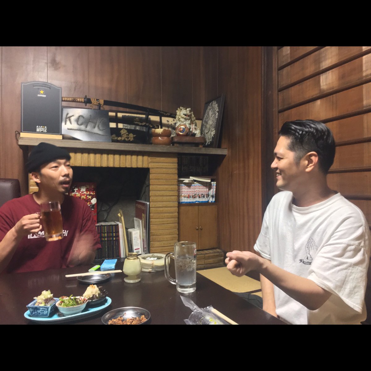 THRHkillers's tweet image. 本日公開🐯

THRH＆TIGER SPLIT CD [FIGHTING  OUR UPSETS]  発売に伴って、レーベルオーナー江頭氏(KiM Vo)とKZK氏(TIGER Vo)のサシ呑み対談が公開です！

fou-terminal.com/taidan10-2/

#さし呑み対談
#fightingourupsets
#thrh
#kimhc
#frontofunion
#tigerhc
#fou_terminal