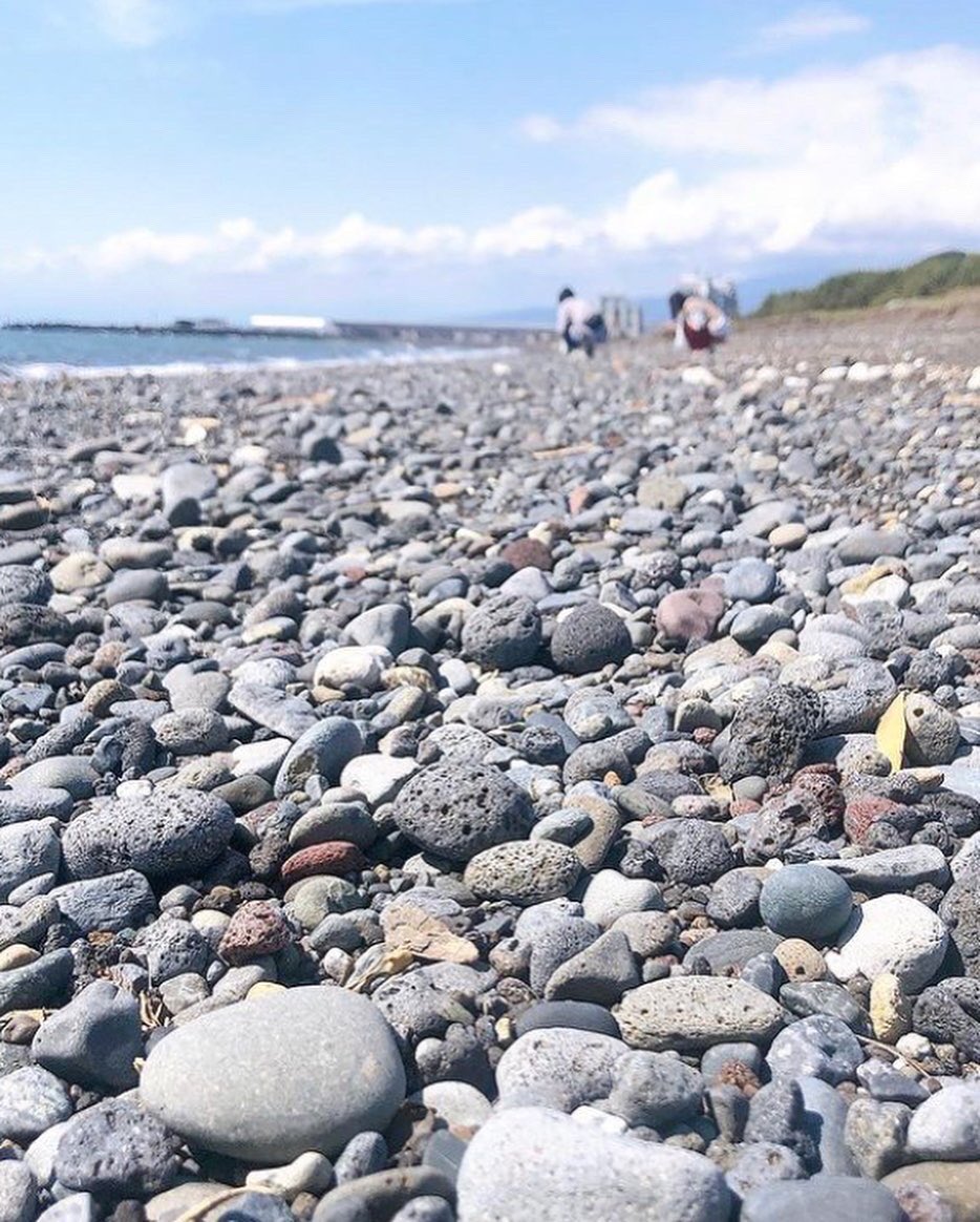 tamabeachco's tweet photo. 海岸でシーグラス拾い&amp;アクセサリー作りの夏休み特別レッスンを行います。
沼津市内の海岸集合シーグラスを拾いその後会場を沼津市東椎路のkokuavillageさんへ。
おしゃべりしながらハンドメイド♪😊
▷▷▷続きはコメント欄へ https://t.co/ir7jdZxdTb