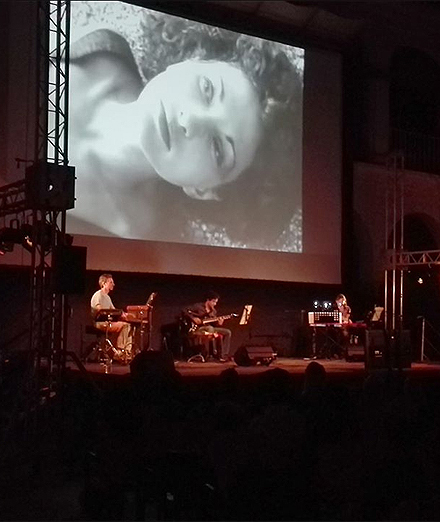 CICUS_'s tweet photo. 🎥 🎶 Y tendremos una sesión especial de cine mudo con música en directo, con el grupo #Cinetones que presentará en el patio de #CICUS @unisevilla su espectáculo "Mujeres pioneras en el cine". 

ℹ Más info: https://t.co/oRdcKuiNgV

#DirectedByWomen 🎬 💜 en #CICUS @unisevilla https://t.co/XnVR2Sr03G