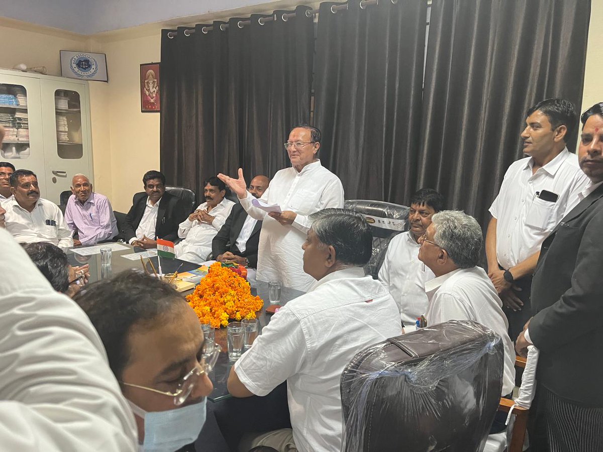 बार एसोसिएशन बीकानेर के अधिवक्ताओं के लिए हाल ही में विधायक कोटे से बनाए गए टीन शेड का लोकार्पण किया । कार्यक्रम में कार्यकारिणी / परामर्श दात्री सदस्य सहित बार एसोसिएशन बीकानेर के सभी अधिवक्ता उपस्थित रहे ।