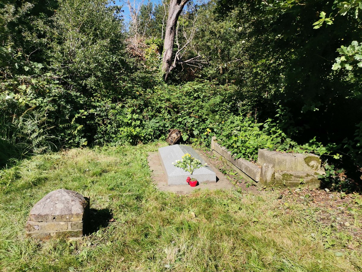 DavidJKing3's tweet photo. Happy #EbenezerCobbMorleyDay to all Assoc Football fans worldwide.
Born in 1831 @ebrcmorley would have been 192 years old today.
Thanks to Jane Bateman for your valuable assistance tending to the grave and leaving fresh flowers. @Minesachard @FA
Here are photos before and after. https://t.co/bE9S8DEMd2