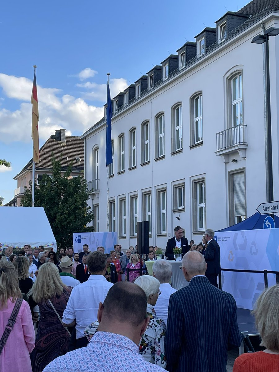 DUS_CG's tweet photo. Gestern bei ☀️ gut besuchtes Sommerfest der IHK Mittlerer Niederrhein. Präsident @eteneues &amp; Hauptgeschäftsführer @SteinmetzJurgen begrüßten die Gäste. Auch viele Leute aus dem grenzüberschreitenden 🇩🇪-🇳🇱 Netzwerk waren da. @IHKpresse @HajjoubiMaike @SimonJenniches @aldolodder https://t.co/D2kpoxRmVA