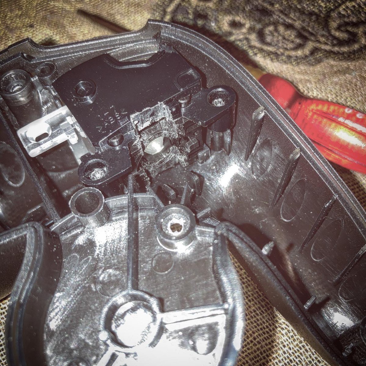 2D_Ben's tweet photo. A phob with mouse click face buttons/triggers, &amp; tactile d-pad). Experimented to get most satisfying click from it; which I found to be little silicon pads inside the buttons. #gamecube #controller #custom #mod #games #melee #smashbros #design #gadgets #tech #electronics https://t.co/AjXFglChy3