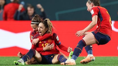 ¿Qué prefieres? ❤️: Que el Athletic gane este sábado al Osasuna. 🔁: Que España gane el mundial femenino.