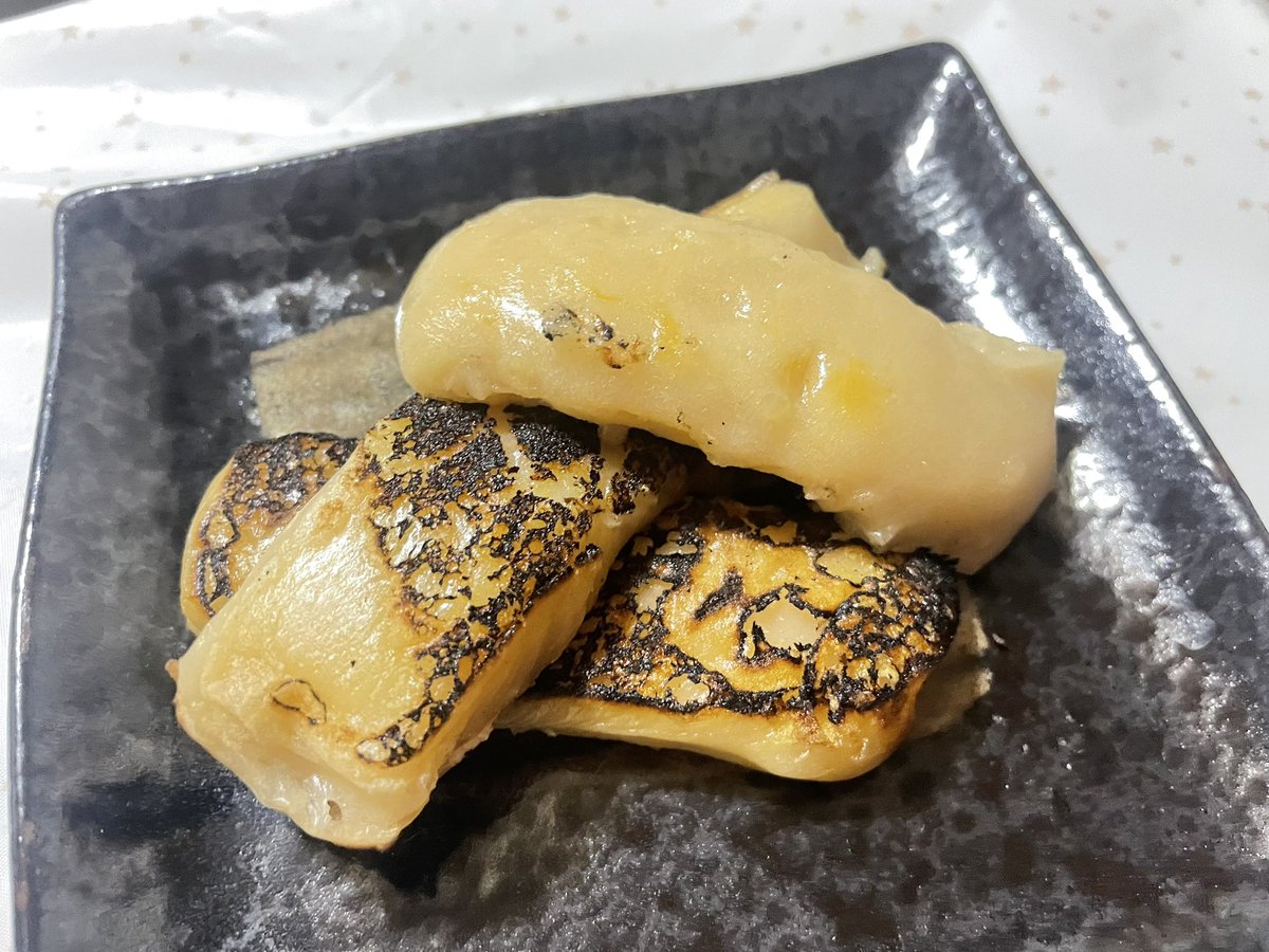 おつまみ物色しててこれ絶対美味しいやつ！と目を引いた宮崎県日向屋(ひゅうがや)のぷるるんなんこつと、倉敷八十八俵堂さんのバター餅

バター餅は餅にバターの甘さが加わってキャラメルみたいな食べごこち
軟骨はトロトロになるまで煮込まれていて、付属の平兵衛酢との相性抜群！

#こまラジおつまみ