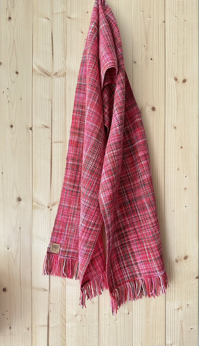 Justtextiles's tweet photo. The finished commissioned scarf.
A collection of variegated shades hand-dyed on lightweight Falklands merino.
Commissions don’t cost extra for design or colour choices and any size changes will only incur a reasonable extra charge.
#commisionedwork #britishwool #artisanmade https://t.co/4TqI0oPAkl