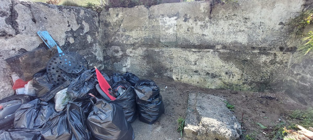 A satisfying before and after shot from the Friends of Polurrian! This platform receives monthly cleans and still manages to collect multiple bags of litter every time! Thanks for keeping it clean! #cleancornwall #polurrian #plogging #litterpick #cornwall