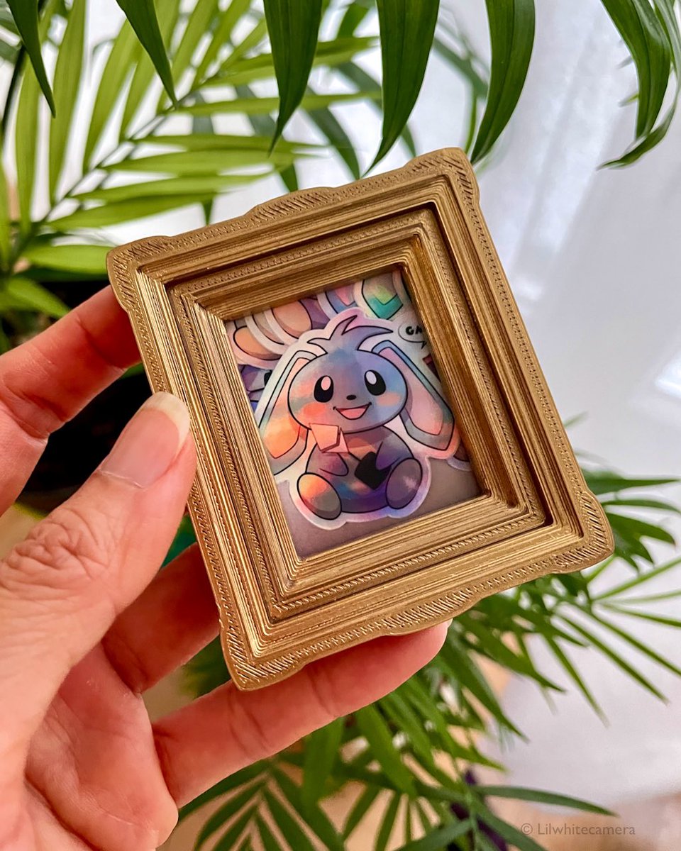 GM ! ☕️ 
Il faut que je vous montre un truc : Ma copine fait des mini cadres aimants 🧲 et elle m'a apporté ça ! 
C'est pas trop choupi ?? 🐰😱
<a href="/Sculptereum/">Sculptereum</a> Wen merch ? 😆