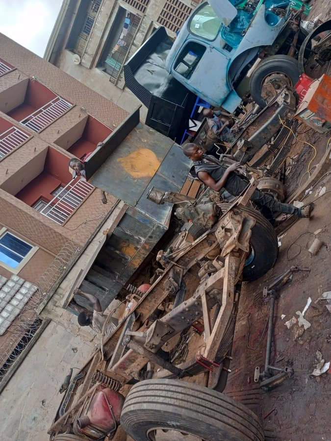 FinPlanKaluAja1's tweet photo. These "engineers" are refurbishing a Mercedes 911 truck in Onitsha Anambra State.

Imagine what they could do if they had a modern workshop https://t.co/4xk9pyu7kZ