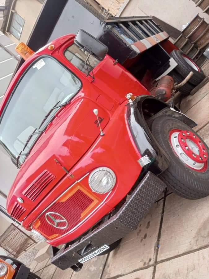 FinPlanKaluAja1's tweet photo. These "engineers" are refurbishing a Mercedes 911 truck in Onitsha Anambra State.

Imagine what they could do if they had a modern workshop https://t.co/4xk9pyu7kZ
