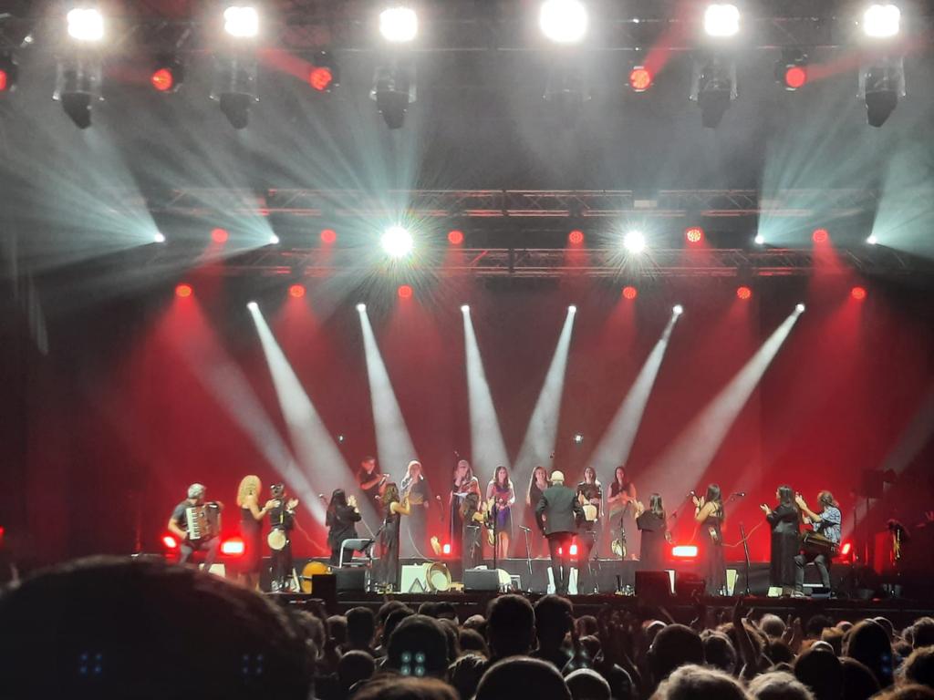 acsondaqui's tweet photo. Onte pasaron cousas maravillosas na Praza de María Pita!! ❤️

Grazas @xabier_diaz  e @adufeirasalitre por darnos visibilidade ás asociacións de #ACoruña e permitindo mostrar o traballo que realizamos na divulgación do noso folclore.

Que viva a tradición e que viva o noso!! https://t.co/hK4ibUYq9Q