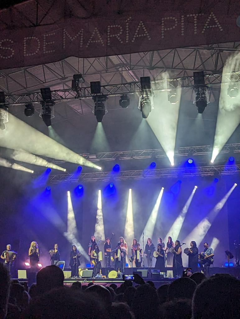 acsondaqui's tweet photo. Onte pasaron cousas maravillosas na Praza de María Pita!! ❤️

Grazas @xabier_diaz  e @adufeirasalitre por darnos visibilidade ás asociacións de #ACoruña e permitindo mostrar o traballo que realizamos na divulgación do noso folclore.

Que viva a tradición e que viva o noso!! https://t.co/hK4ibUYq9Q