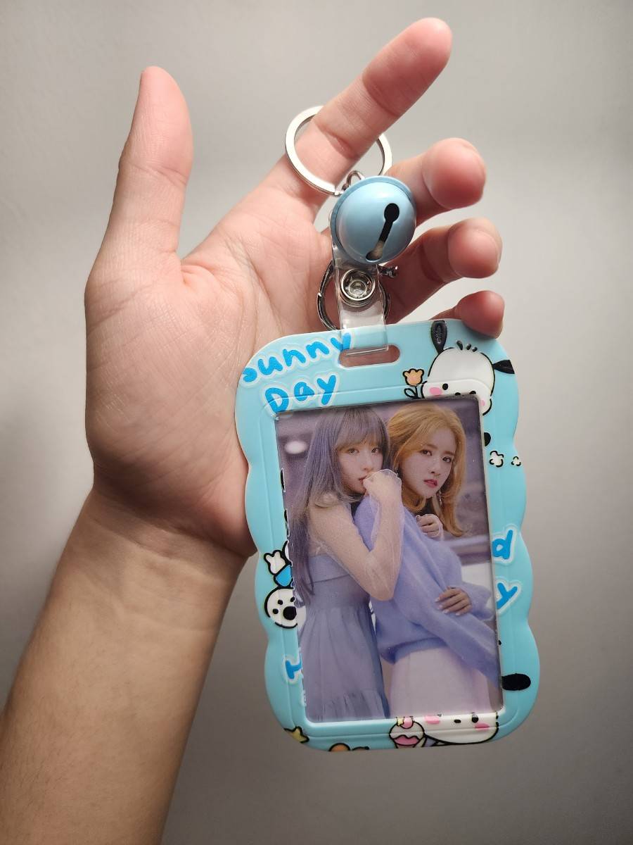 UNI_MISHOP's tweet photo. ลูกค้าส่งมาอวด รู้สึกถึงเสียงสดใสตามเฟรมการ์ดและ 2 สาวอูจูเลยค่ะ ดีใจที่ชอบนะค้า~ 🐱☁️ #ReviewUNI_MISHOP https://t.co/djsHWtHnZt