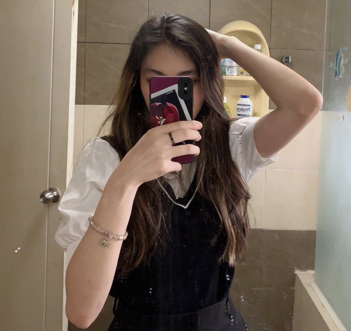 nadia_mstar's tweet photo. waiting for ppl to realize that i actually have the same phone case as kafka’s https://t.co/LShYbvVByW