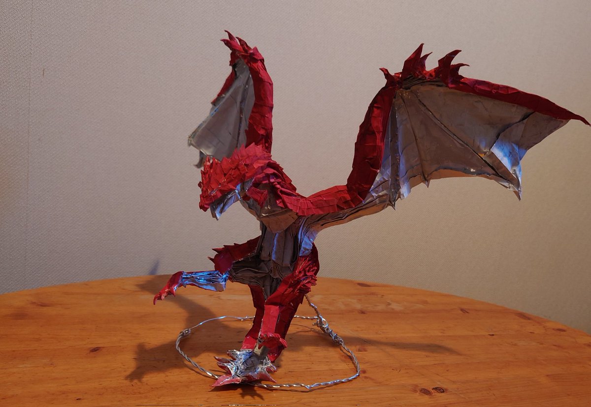 KmmsBoxpleating's tweet photo. リオレウス/rathalos

不切正方形一枚
1.2m四方ホイル紙+絵の具
創作&amp;制作　くまむ
88等分蛇腹が基本で甲殻、頭部に176、352等分を含みます
#折り紙　#モンハン https://t.co/byN39vEq8S