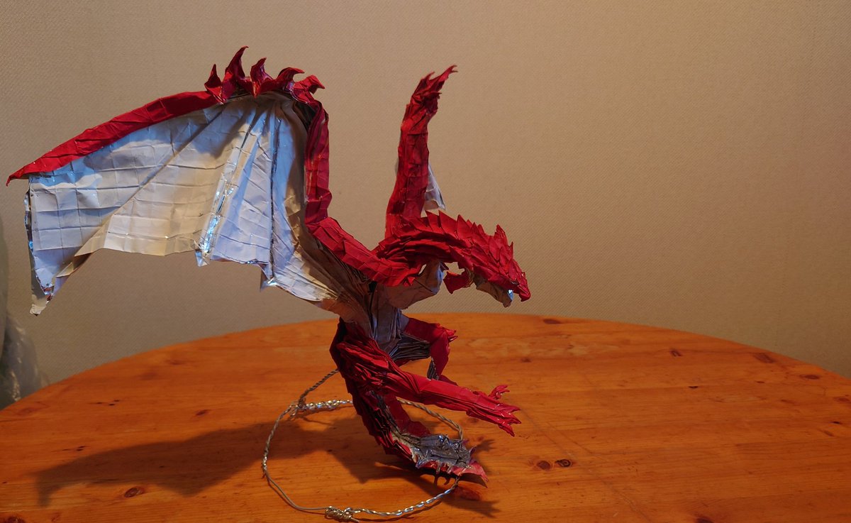 KmmsBoxpleating's tweet photo. リオレウス/rathalos

不切正方形一枚
1.2m四方ホイル紙+絵の具
創作&amp;制作　くまむ
88等分蛇腹が基本で甲殻、頭部に176、352等分を含みます
#折り紙　#モンハン https://t.co/byN39vEq8S