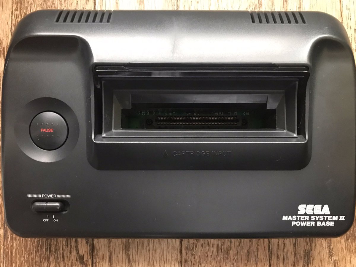 sekiro_51's tweet image. セガマスターシステムⅡ荷解き完了📦公式ナンバリングのセガハードに触れる高揚感‼︎😆カートリッジ接続部の透明カバーのSEGAロゴとMaster System Ⅱ の文字が主張👍スライドさせて本体内に収納…NEO GEOにも似てる?😅Power Base…なんかスゲェ😁欧州覇権ハード…タイ製🤣
 #segamastersystem2  #SEGA