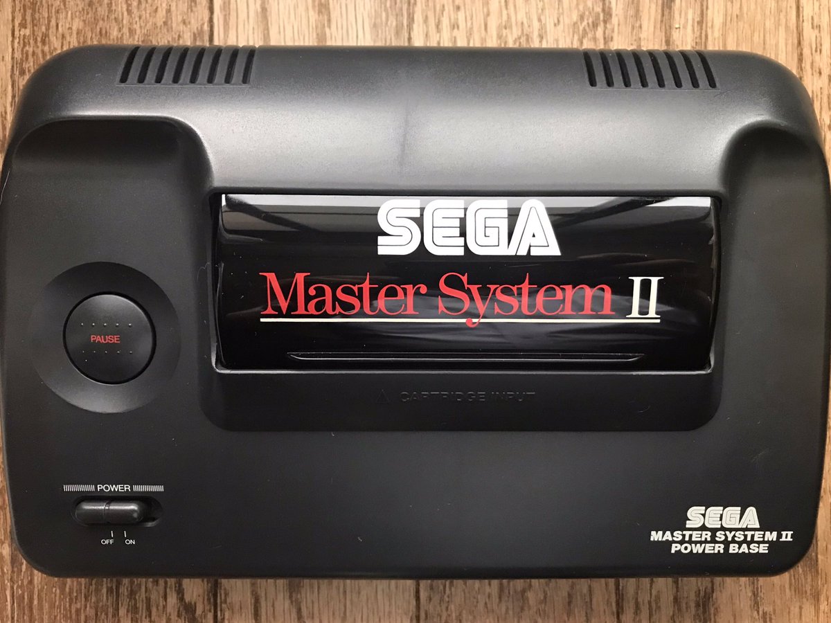 sekiro_51's tweet image. セガマスターシステムⅡ荷解き完了📦公式ナンバリングのセガハードに触れる高揚感‼︎😆カートリッジ接続部の透明カバーのSEGAロゴとMaster System Ⅱ の文字が主張👍スライドさせて本体内に収納…NEO GEOにも似てる?😅Power Base…なんかスゲェ😁欧州覇権ハード…タイ製🤣
 #segamastersystem2  #SEGA