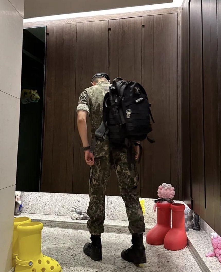 เจอแล้วผู้ช่วยครูฝึกที่จริงใจ มึงเอ่ยยยย สิบตรีโฮซอกแม่งเท่ชิบหาย พี่น่าจะหมดวันหยุดแล้วไปปฏิบัติหน้าที่ต่อ ก่อนไปก็แวะมาทักทายที่ก่อนด้วย แง่น่ารักฝุดๆ🥺🥺🥺