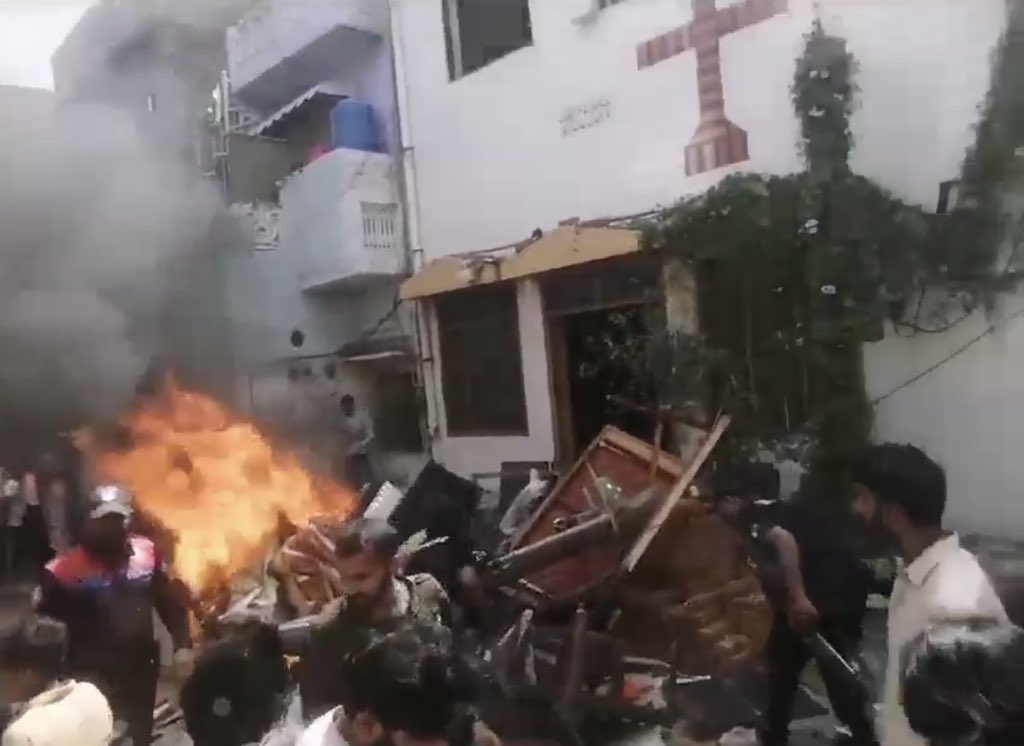 جنھوں نے جڑانوالہ میں مسیحی بھائیوں کی عبادت گاہیں جلائئں اور بائبل کو نذر آتش کیا ان پر بھی حکومت کو توہین مذہب کے الزام میں کیس درج کرنا چاہئے۔ اس مذہبی جنونیت کو روکنا ہوگا ورنہ یہ آگ سب کو جلا ڈالے گی