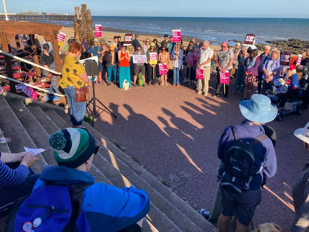 Yesterday evening  #Hastings  remembered the 6 people who lost their lives in the channel trying to reach the UK
We all continue to call on this government for real #saferroutes
#RefugeesWelcome #safepassage #solidarityknowsnoborders 🧡
@greenshastings