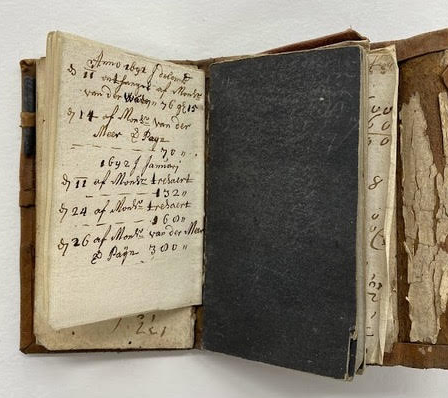 AstridBeckers1's tweet photo. a friend is searching for examples of black erasable paper in 'old' books. Do you know one or know a collection who has examples? https://t.co/jcXpP6g06U