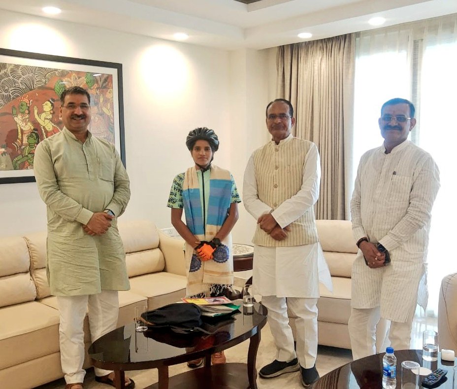 HitanandSharma's tweet photo. मध्यप्रदेश के राजगढ़ जिले की बेटी, राष्ट्रीय खिलाड़ी व पर्वतारोही (बुक ऑफ रिकॉर्ड होल्डर) सुश्री आशा मालवीय से भेंट कर उनके सफल साइकिल सन्देश यात्रा की शुभकामनाएं दी।

सुश्री आशा मालवीय ने साइकिल से 25000 किलोम��टर की दूरी तय कर महिला सुरक्षा व महिला सशक्तिकरण हेतु जनजागरूकता के लिए सन्देश यात्रा पूरी की हैं।