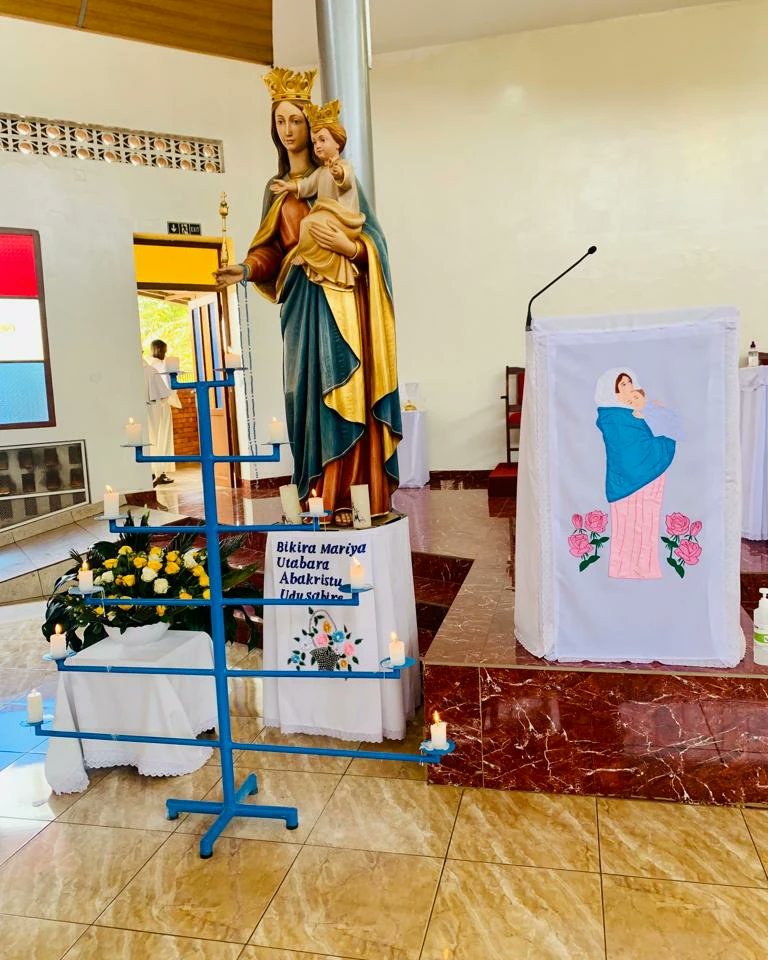 ParuwasiKIM's tweet photo. Ejo kuwa 15.08.2023, Paroisse BUA Kimihurura yifatanyije n’isi yose kwizihiza Umunsi mukuru wa *Assumption*. Abakristu bongeye gushishikarizwa gukomeza gukunda no kwiragiza umubyeyi Bikiramariya ubatabara iteka. https://t.co/rWXaO9YaF4
