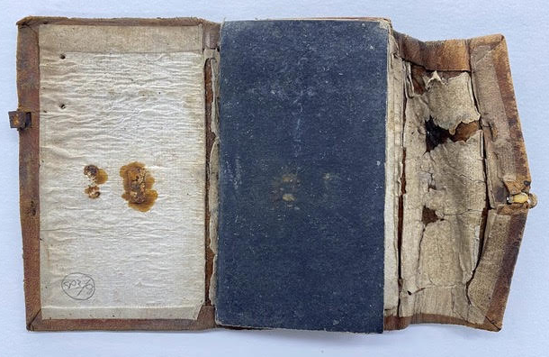 AstridBeckers1's tweet photo. a friend is searching for examples of black erasable paper in 'old' books. Do you know one or know a collection who has examples? https://t.co/jcXpP6g06U