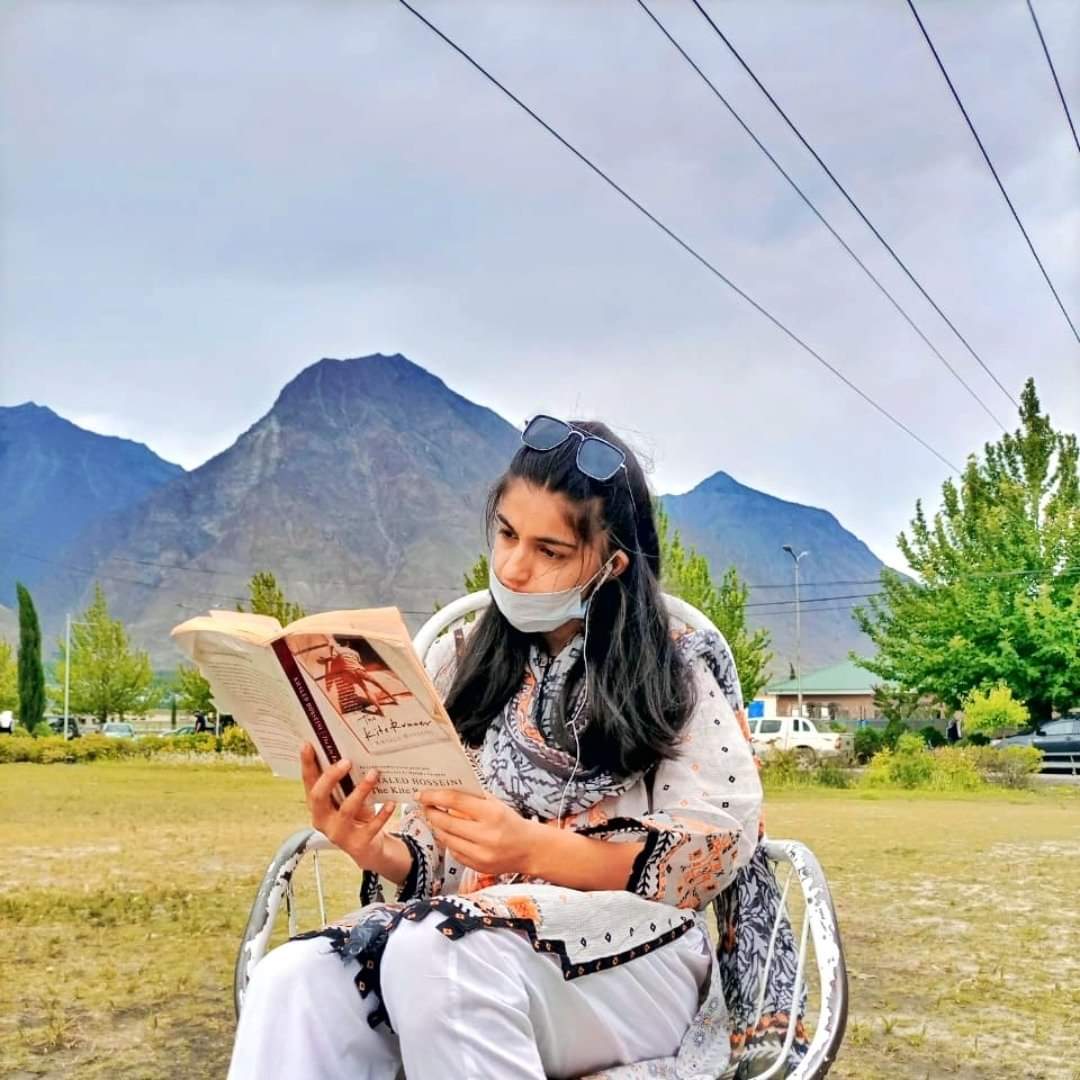 AamirAkhtar315's tweet photo. A softspoken creator @seemahunzai is no more with us.She was among few young girls of #GilgitBaltistan who highlighted social issues.Last year I met her at a training workshop in Karachi.May Allah bless her beautiful soul in eternal peace.ameen
#RIP #SeemaIqbal. https://t.co/L8jCFx8wPx