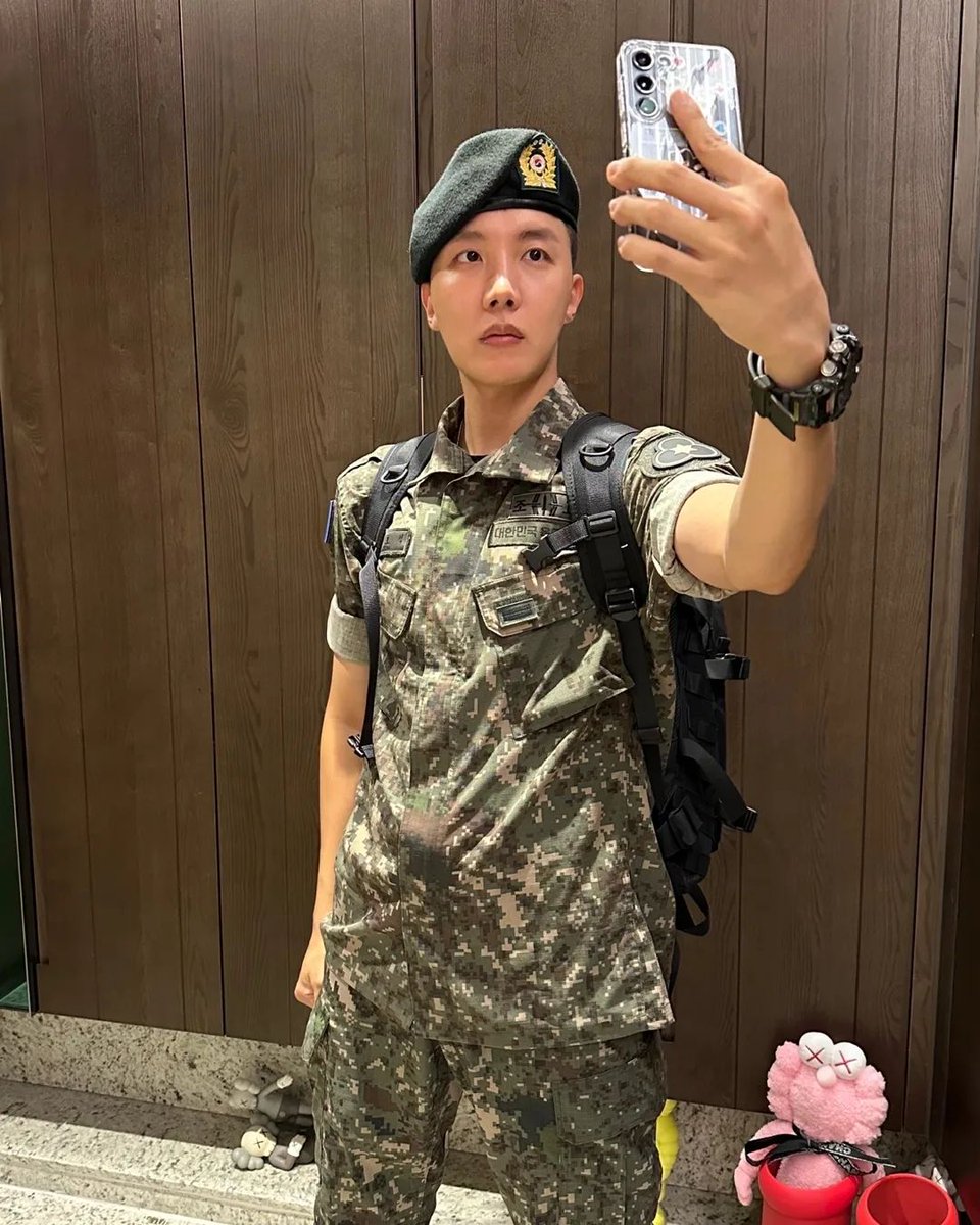 UniversBTS_'s tweet photo. 📸 Como é bom ver o Hobi ativo no Instagram postando fotinhos! Estávamos com tantas saudades! Ele está lindíssimo, como sempre. 🥺😭💜

Hoseok, desejamos que ocorra tudo bem em todas as suas atividades militares! Fighting! 💖 https://t.co/HbGDjJKOsu
