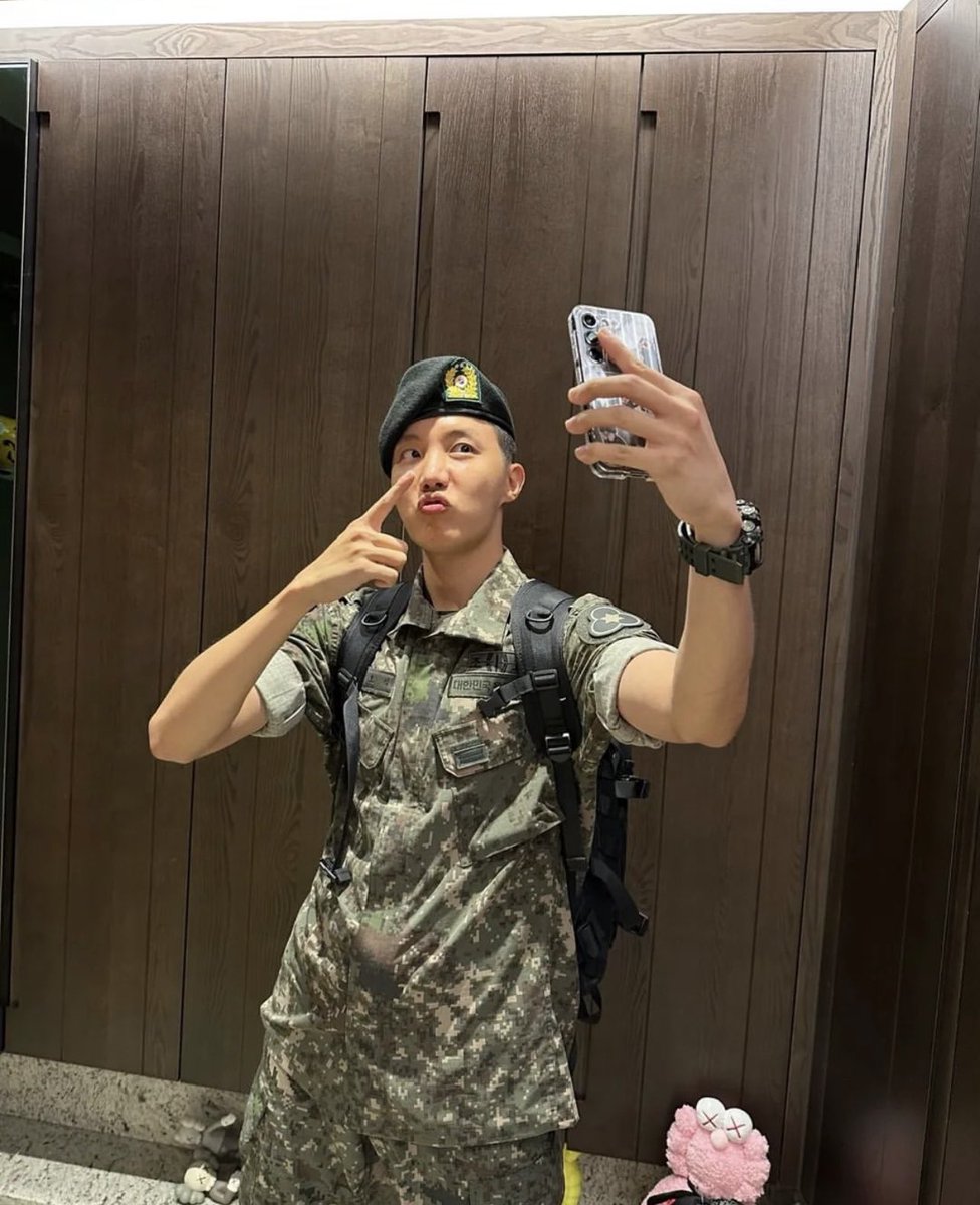 Jhope_spain's tweet photo. Regresa a salvo luz de mi vida 💙🩷😭 https://t.co/2VzGXlykzF