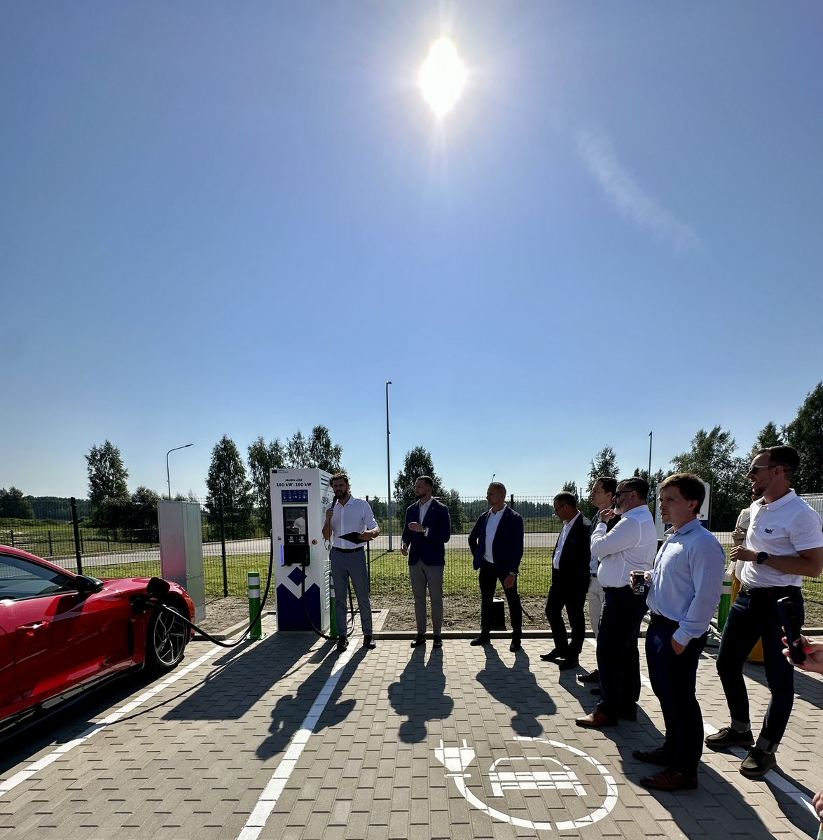 Ar ES Alternatīvo degvielu infrastruktūras finansēšanas instrumenta atbalstu, <a href="/Virsi_A/">VIRŠI</a> nodrošinās elektrouzlādi vairāk nekā 20 savās degvielas uzpildes stacijās!

Šodien <a href="/EiropasKomisija/">EK pārstāvniecība 🇪🇺🇱🇻</a> vadītājas vietnieks <a href="/KuznieksAndris/">Andris Kuznieks</a> piedalījās elektroauto uzlādes tīkla atklāšanas pasākumā.