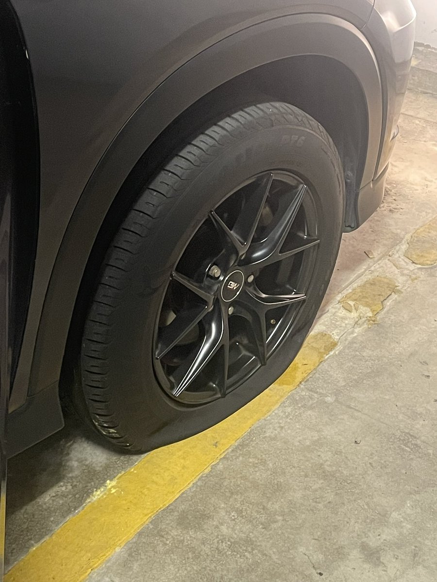najminaim_'s tweet photo. Lepas ni tayar pancit tepi jalan- guna ni!

Tak perlu tools , tak perlu tukar tayar (sementara) - Guna &amp; terus jalan ke tempat selamat. 

WAJIB ada dalam kereta untuk kegunaan emergency . https://t.co/HGYCrJTocP