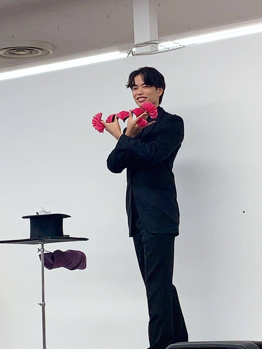 Wanabe_Ko's tweet photo. 本日はQ-staでのマジックショーありがとうございました!
井出さん、小俣さんと共演させていただきました!子供から大人まで様々な方々に見ていただけて良かったです!😆
またよろしくお願いします!
#Qsta https://t.co/PN8n0xBl3O