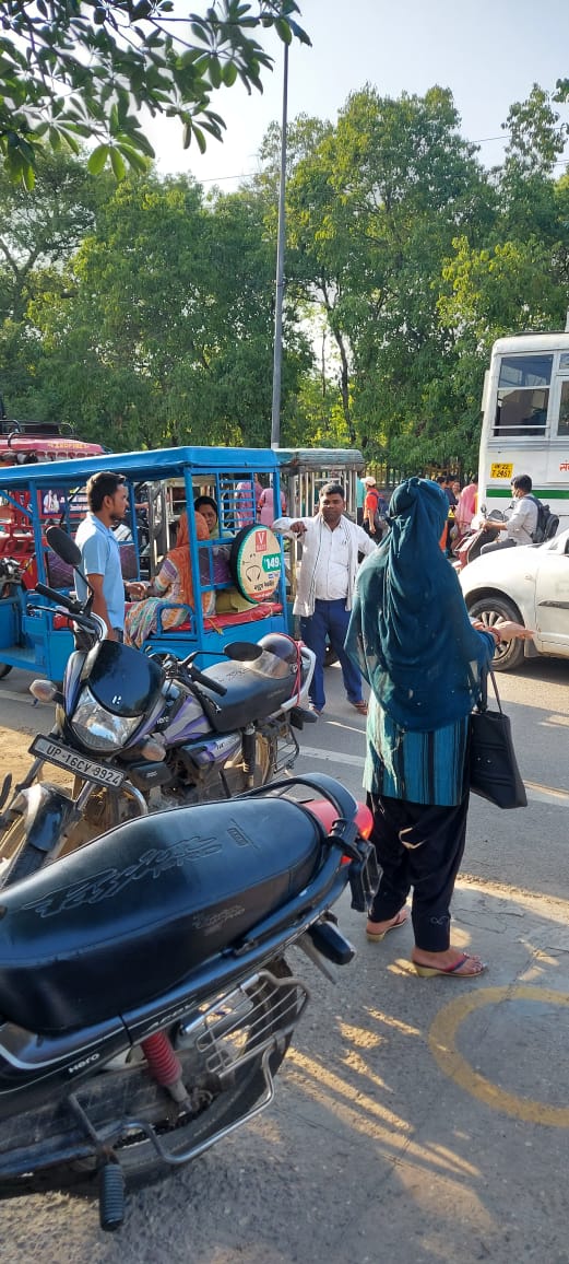 PathakSheetesh's tweet photo. @noida_authority @dmgbnagar @noidapolice  नोएडा के हौजरी काम्प्लेक्स के प्लाट नंबर- A6 के सामने रोज दोपहर 3 बजे से अवैध सब्जी मंडी लगने लगा है‌। पहले 1-2 दुकाने थी किन्तु अब दुकानों की संख्या बढ़ने लगी है, जिससे ट्रैफिक व गंदगी की समस्या होन��� लगी है, कृपया उचित कार्यवाही करें। https://t.co/BomkQUuE6R