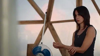 À 20h50 sur <a href="/ARTEfr/">ARTE</a>, «La Nuée», premier long métrage de #JustPhilippot découvert à la <a href="/semainecannes/">Semaine de la Critique</a>, commence comme un Ken Loach, avec les problèmes économiques de l’agriculture biologique, pour basculer dans le film d’horreur, avec un magnifique portrait de mère nourricière