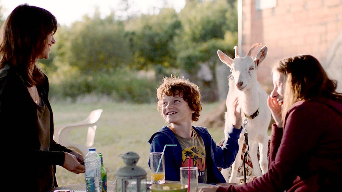 philippe_rouyer's tweet photo. À 20h50 sur @ARTEfr, «La Nuée», premier long métrage de #JustPhilippot découvert à la @semainecannes, commence comme un Ken Loach, avec les problèmes économiques de l’agriculture biologique, pour basculer dans le film d’horreur, avec un magnifique portrait de mère nourricière https://t.co/VgIKwr4VFS