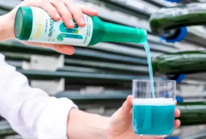 beonloop's tweet photo. UNA SODA AZUL con alga espirulina que genera carbono
🌱🥤 FUL, la nueva soda azul a base de alga espirulina, destaca por captar más carbono del que emite durante su fabricación. Su color azul turquesa se convierte en su sello distintivo.
😋 #BEchef ▶ https://t.co/nv0Gx8a7KK https://t.co/7Rasfl0vuC