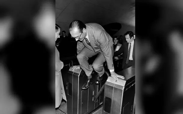 Vous avez tous déjà vu cette image. Mais connaissez-vous l'histoire derrière celle-ci ? Chirac, alors maire de Paris, n'avait jamais pris le métro ! Il ne savait pas qu'il fallait retirer son ticket pour passer ! Agacé, il a décidé de sauter par dessus le tourniquet !