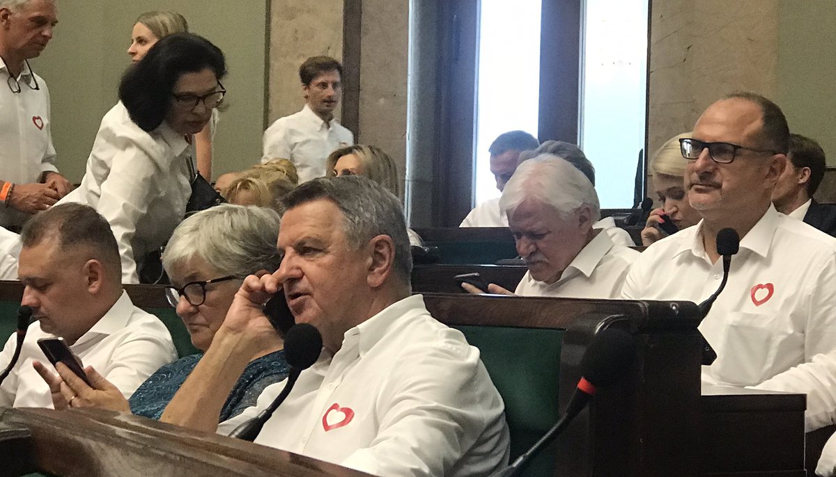Platformie wyszło z badań, że już nie opłaca się pokazywać ciągle z unijnymi i tęczowymi flagami. Przypięli więc sobie biało-czerwone serduszka. Zakładanie różnych masek to ich specjalność. Mają zerową wiarygodność w obszarze reprezentowania prawdziwych polskich patriotów.