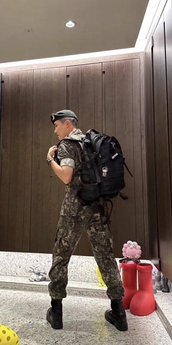 Dancing4Life_HG's tweet photo. Doesn’t matter if it’s from LV or the army - no one looks as handsome or rocks camouflage the way Hoseok does! ❤️🔥🥺 #JHOPE #JHOPExLouisVuitton https://t.co/RVojJ57t5u