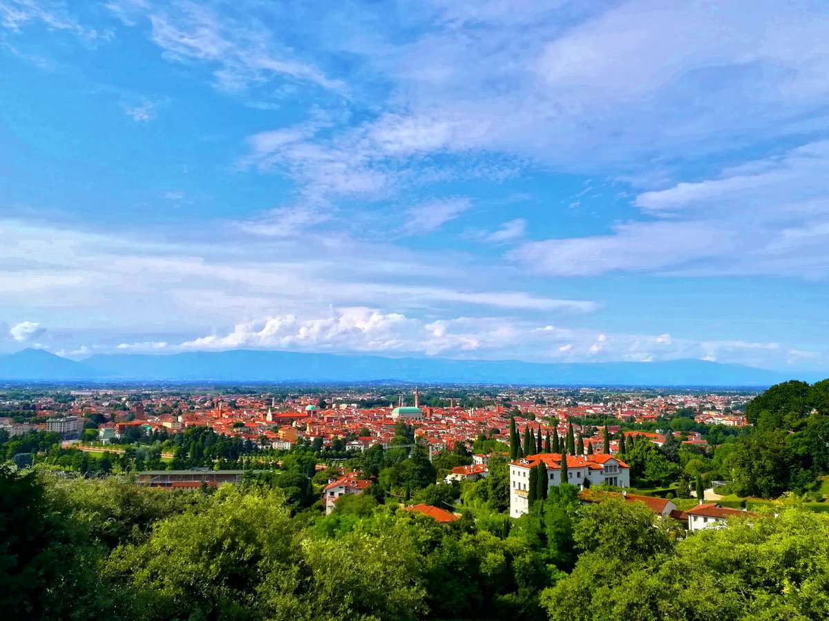 Vicenza...Monte Berico 📷

#vicenza #Veneto #vista #cityview #bluesky #nuvole #clouds