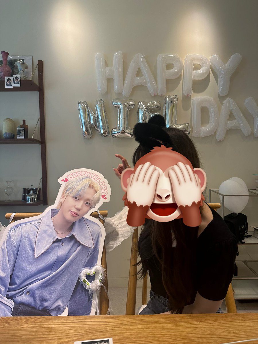 니에리 생일꽃집 이오니 플라워!!🥰
작년하고 올해 두번이나 열어주셔서 정말 감사합니다!!
구석구석 사진이 있어서 니엘찾기 하는 거 같았어요!!
정말 고생 많으셨어요!! 장말 너무 이뻐요..👍

#스물아홉번째_여름날의_깜고에게_하얀장미를
#8월의햇살_니엘이의_스물아홉번째_여름