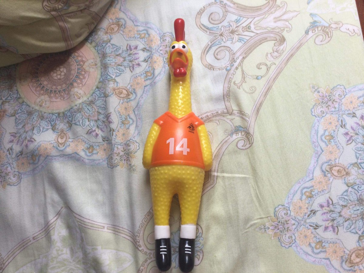 nhi_8a3's tweet photo. What will happen if i paint this chicken blue, it will definitely turn into #Ciku in #Mechamato...but this chick has a shirt...I will draw #Mechabot's face on this shirt ...and then wait until the #MechamatoMovie showing in Vietnam, then I'll bring this chicken with me 🐔 https://t.co/iEmCkKvT6Y